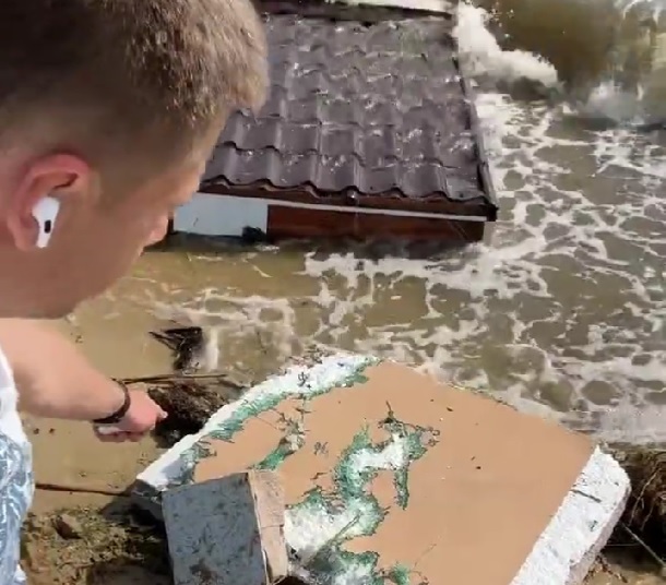 Fragmente din casele distruse de prăbuşirea barajului de la Nova Kahovka au ajuns pe ţărm la Odesa - VIDEO