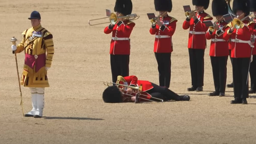 Membri ai Gărzii Regale leşină din cauza căldurii, la Londra, în timpul unei repetiţii Trooping the Colour