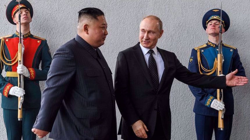 Kim Jong Un se angajează, de Ziua Naţională a Rusiei, să consolideze cooperarea strategică ”mână-n mână” cu Putin. El îşi exprimă ”susţinerea şi solidaritatea depline” faţă de decizia lui Putin a invada Ucraina