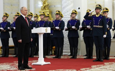 De ziua naţională, Putin le cere ruşilor să fie patrioţi, în timp ce Medvedev postează o imagine cu drapelul Rusiei fluturând în piaţa centrală din Kiev 
