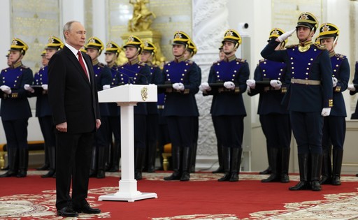 De ziua naţională, Putin le cere ruşilor să fie patrioţi, în timp ce Medvedev postează o imagine cu drapelul Rusiei fluturând în piaţa centrală din Kiev 
