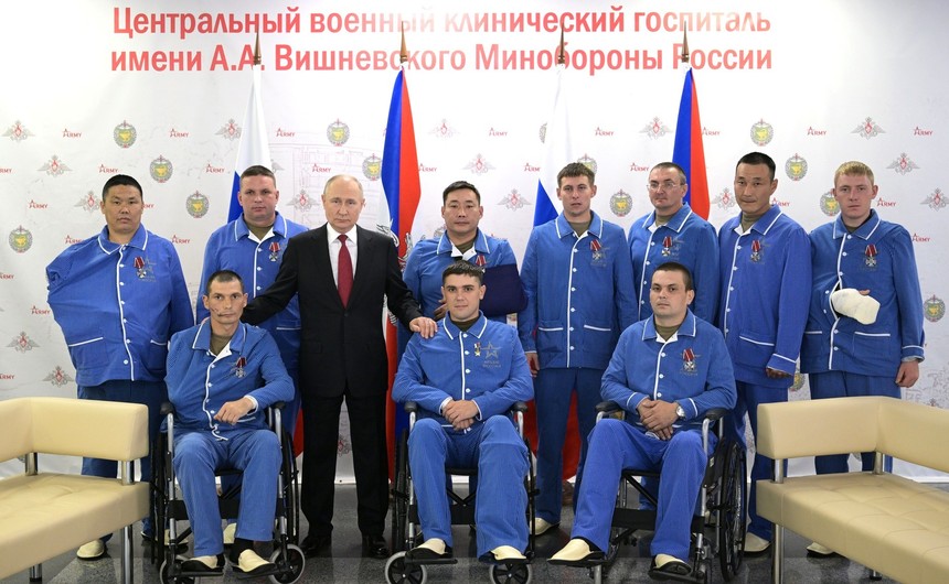 Însoţit de Şoigu, Vladimir Putin a vizitat un spital militar şi a decorat soldaţi răniţi în Ucraina - FOTO
