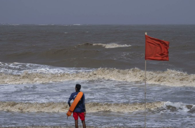 Peste 40.000 de oameni evacuaţi în India şi Pakistan, înainte ca ciclonul Biparjoy să atingă uscatul joi. Ploi diluviene şi rafale violente de vânt au ucis deja trei persoane în India, doi copii zdrobiţi de un zid şi o femeie pe moped lovită de un copac