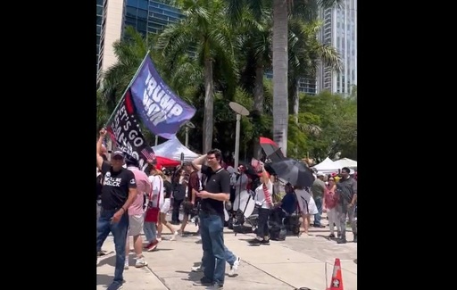Susţinătorii lui Trump se adună în faţa tribunalului din Miami unde fostul preşedinte are prima înfăţişare în cazul documentelor clasificate - VIDEO