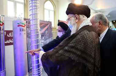 Întâlnire între Franţa, Regatul Unit şi Germania şi Iran în Emiratele Arabe Unite, în dosarul nuclear iranian, după relansarea negocierilor indirecte cu SUA în Oman şi un schimb de şase deţinuţi europeni cu unul iranian