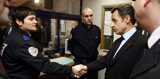 Domiciliul lui Nicolas Sarkozy, percheziţionat în urma retragerii acuzaţiilor lui Ziad Takieddine cu privire la o finanţare libiană a campaniei electorale din 2007. Fostul şef de stat şi soţia sa, Carla Bruni-Sarkozy, audiaţi