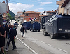 Trezeci de militari KFOR răniţi în ciocniri cu etnici sârbi la Mitroviţa, în timp ce premierul kosovar Albin Kurti anunţă un plan în cinci puncte de dezescaladare, inclusiv noi alegeri în patru oraşe contestate. Liderul grupării paramilitare sârbe Apărare
