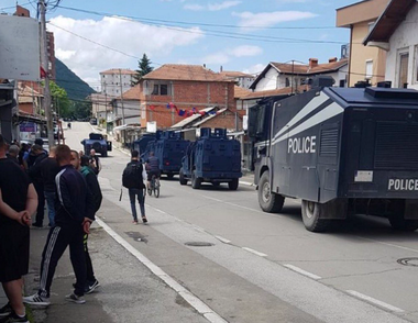 Trezeci de militari KFOR răniţi în ciocniri cu etnici sârbi la Mitroviţa, în timp ce premierul kosovar Albin Kurti anunţă un plan în cinci puncte de dezescaladare, inclusiv noi alegeri în patru oraşe contestate. Liderul grupării paramilitare sârbe Apărare Civilă, arestat