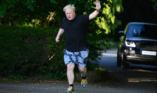Boris Johnson a minţit în mod deliberat Parlamentul britanic în mai multe rânduri, conchide un raport privind scandalul ”partygate”, care-i i se retragă accesul în sediul Legislativului, acordat foştilor premieri britanici. N-au găsit ”nici cea mai mică p