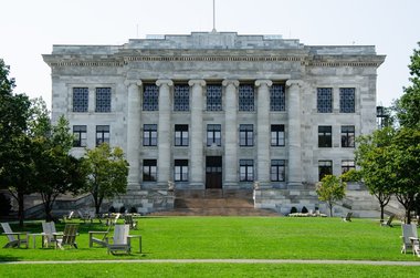 Fostul manager al morgii de la Facultatea de Medicină Harvard a fost pus sub acuzare pentru trafic cu părţi de cadavre. Unul dintre clienţi ar fi cumpărat piele umană pentru a o tăbăci