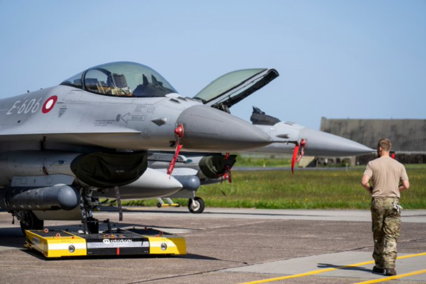 Piloţii ucraineni au început deja antrenamentele pe avioane F-16, dezvăluie Stoltenberg