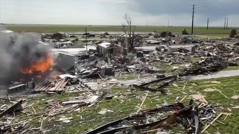 Cel puţin trei persoane au murit şi peste 50 au avut nevoie de îngrijiri medicale după ce o tornadă a lovit un oraş din Texas, SUA - FOTO, VIDEO