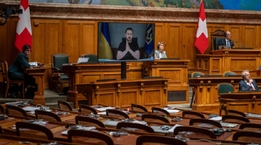 Zelenski cere Elveţiei, în Parlamentul elveţian, să autorizeze reexportarea de armament. Dreapta radicală îl boicotează şi-l acuză că vrea să atragă ţara în război