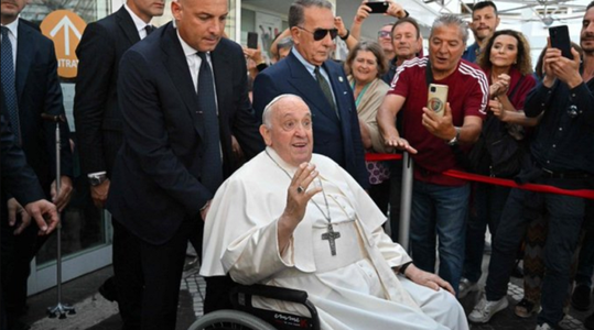 UPDATE-Papa Francisc, ”în continuare în viaţă”, se întoarce la Vatican după zece zile de internare la spital, în urma unei operaţii la abdomen