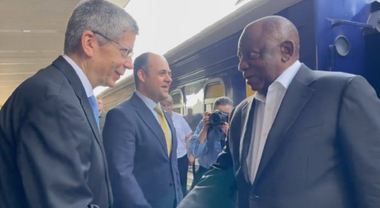 Preşedintele sud-african Cyril Ramaphosa efectuează o vizită în Ucraina pentru prima oară de la începutul războiului. O delegaţie africană se întâlneşte cu Zelenski, iar apoi, sâmbătă, cu Putin, la Sankt Petersburg