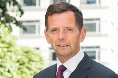 Un fost şef din poliţia britanică este acuzat de violarea unei minore