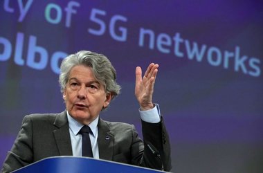 UE promite Kievului livrări de arme europene în funcţie de nevoile sale
