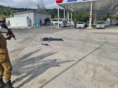 Patru israelieni ucişi şi alte patru persoane rănite în Cisiordania ocupată, într-un atac armat în apropiere de colonia israeliană Eli. Un palestinian ucis în sud, după operaţiunea de la Jenin