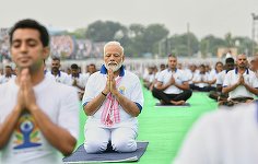 Modi îşi începe vizita în SUA cu exerciţii de yoga pe peluza ONU, o alegere simbolică pentru liderul indian care caută să-şi extindă influenţa internaţională