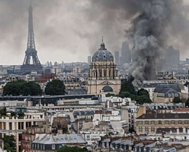 Explozie violentă de gaze naturale şi incendiu la Paris, în apropierea Pantheonului. Faţada unui imobil se surpă. Zeci de poliţişti şi pompieri la faţa locului. Salvatori scot persoane pe tărgi din imobil