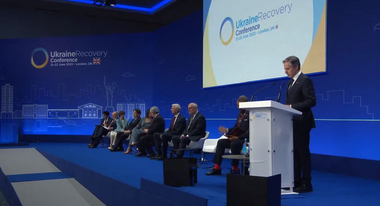 SUA acordă Ucrainei, la Conferinţa Internaţională a Reconstrucţiei, la Londra, un ajutor în valoare de 1,3 miliarde de dolari, destinat infrastructurii. O parte a banilor, alocată unei digitalizări a administraţiei cu scopul ”desfiinţării corupţiei”