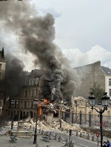 Explozia de la Paris s-a soldat cu cel puţin 37 de răniţi, două persoane date dispărute sunt căutate cu ajutorul câinilor