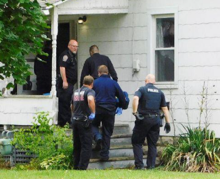 Un copil în vârstă de doi ani îşi ucide prin împuşcare mama, însărcinată în luna a opta, la Norwalk, în Ohio