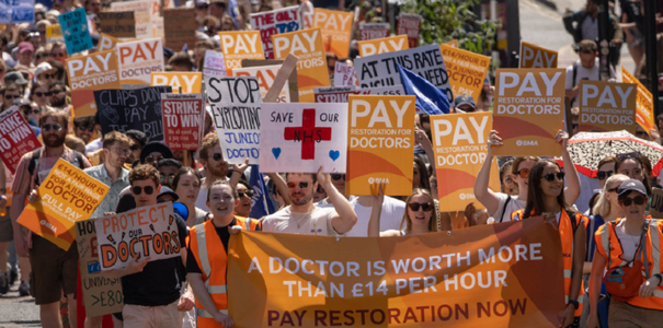 Medici din spitalele englezeşti urmează să facă grevă cinci zile în iulie, cea mai lungă grevă de acest fel din istoria NHS. Ei cer o creştere cu 35% a salariului, respinsă de Guvernul Sunak, după ce remuneraţia le-a scăzut cu 26% din 2008