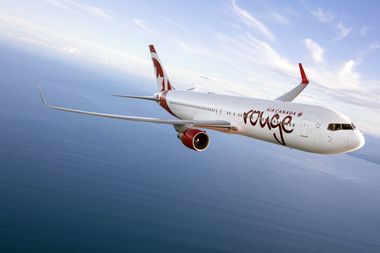Un pilot aflat în timpul liber a ajutat la aterizarea unui avion Air Canada după o urgenţă medicală