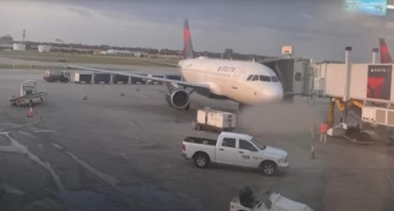 Un muncitor de la un aeroport din Texas a murit "aspirat" de motorul unui avion