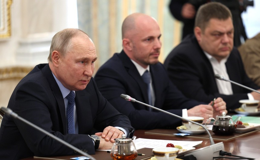 Putin aduce un omagiu piloţilor ruşi ucişi în lupta cu revoltaţii
