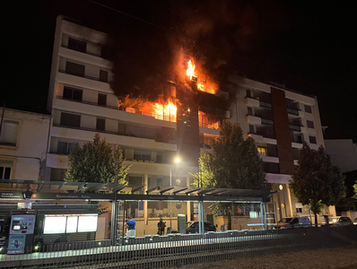 Patru persoane rănite şi 35 evacuate în urma unui incendiu important într-un bloc, la Villeurbanne, la periferia Lyonului, n revolte urbane după uciderea unui minor de către un poliţist. Tentativă de incendiere a unei primării. 15 poliţişti şi pompieri ră