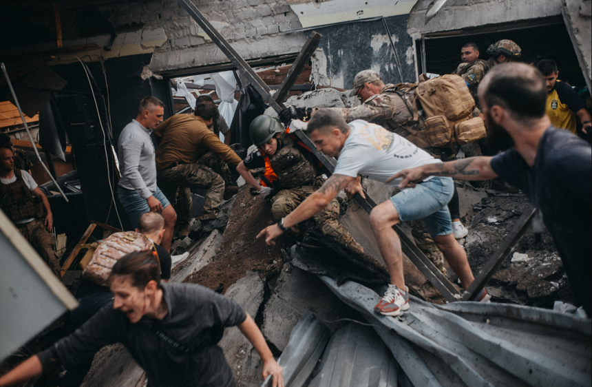 Bilanţul victimelor atacului de la Kramatorsk creşte la 12 morţi. Căutările sub dărâmături s-au încheiat. 
