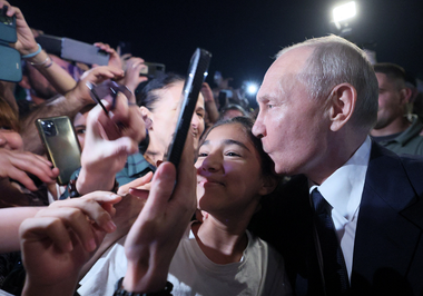 Putin face o baie neobişnuită de mulţime, după trei ani, prima de la începutul războiului din Ucraina, pentru a transmite mesajul că totul a revenit la normal după rebeliunea Wagner şi că oamenii sunt cu el