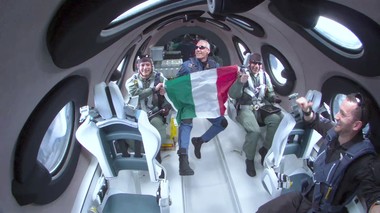 Virgin Galactic şi-a dus primii clienţi în spaţiu - VIDEO