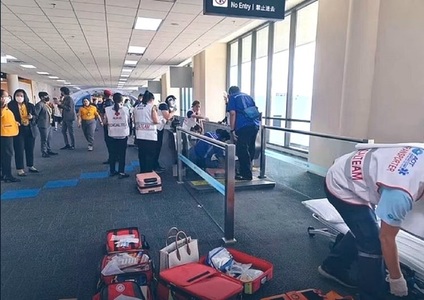 Accident teribil la un aeroport din Bangkok: O femeie a rămas fără picior după ce şi l-a prins într-o bandă rulantă