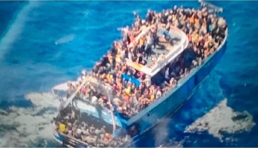 Naufragiul tragic din Grecia: Supravieţuitori spun că traulerul cu sute de migranţi s-a răsturnat din cauza unei tentative a gărzii de coastă de remorcare a ambarcaţiunii. Detalii ale tragediei