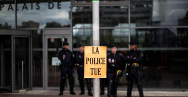 Un bărbat a murit după ce a căzut de pe o clădire în timpul revoltelor din nordul Franţei / 45.000 de poliţişti, trimişi în stradă / 29 de elicoptere mobilizate

