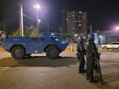 Franţa: A şasea noapte de revolte după moartea lui Nahel a fost relativ calmă. Au fost arestate 78 de persoane. Săptămâna începe cu mitinguri în faţa primăriilor şi cu reuniuni la Élysée