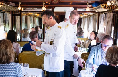 Impresiile din România ale unui jurnalist care a călătorit cu Orient Express: Doar la Gara de Nord din Bucureşti, care rămâne o groapă de gunoi, nu a existat o primire oficială. Toaletele de la Peleş erau închise