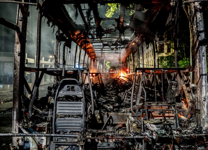 Pagubele cauzate transportului de suprafaţă în timpul revoltelor urbane din Franţa, estimate la ”cel puţin 20 de milioane de euro”. 40 de autobuze incendiate, două rame de tramvai distruse la Paris