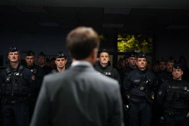Emmanuel Macron a vizitat o cazarmă de poliţie: Vă mulţumim pentru mobilizarea excepţională din ultimele nopţi. Ştiu cât de grele au fost acestea pentru voi şi familiile voastre. Aveţi sprijinul meu!