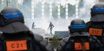 În total 72 de arestări şi 159 de vehicule incendiate în noaptea de luni spre marţi, în revolte urbane după uciderea lui Nahel, în scădere după o săptămână. Macron iese pe teren noaptea şi vrea să sancţioneze ”financiar” familiile protestatarilor