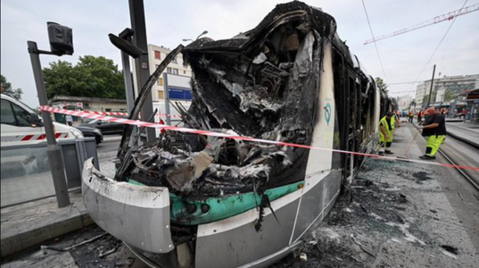 Autobuzele şi tramvaiele din regiunea Île-de-France se opresc la ora locală 22.00 marţi seara, cu oră mai târziu decât în zilele precedente, din cauza revoltelor urbane, în urma uciderii lui Nahel