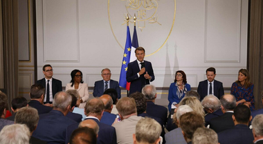 Macron estimează, ”prudent”, că ”vârful” revoltelor urbane a trecut şi anunţă o lege de urgenţă în vederea unei accelerări a reconstrucţiei