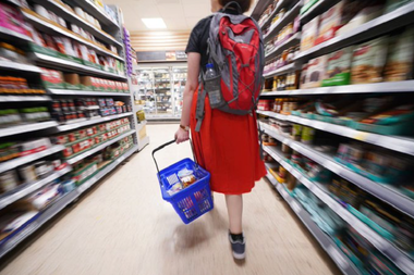 UE vrea să reducă risipa alimentară cu 30% până în 2030, faţă de nivelul din 2020, prin obiective cu caracter constrângător. UE a generat în 2020 aproximativ 131 de kilograme de deşeuri alimentare pe locuitor, potrivit Eurostat, o pierdere estimată la 132 de miliarde de euro