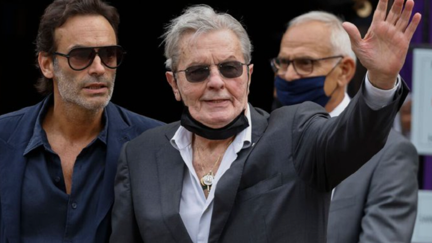 Copiii lui Alain Delon depun plângere cu privire la ”hărţuire morală” împotriva damei de companie a tatălui lor