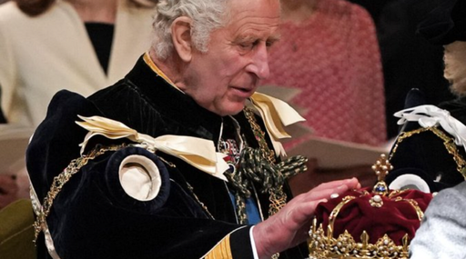 Charles al III-lea îşi sărbătoreşte încoronarea recentă în Scoţia, primit cu strigăte de ”Not My King”. Cuplul regal, însoţit de William şi Kate. 21 de focuri de tun de pe meterezele Castelului Edinburgh. 