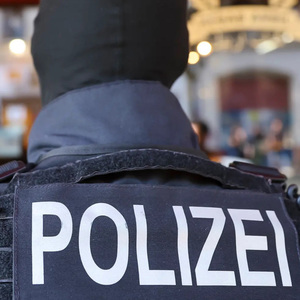 Şapte persoane au fost reţinute în Germania, fiind suspectate că au format o grupare teroristă după modelul Statului Islamic. Alte două persoane au fost arestate în Olanda
