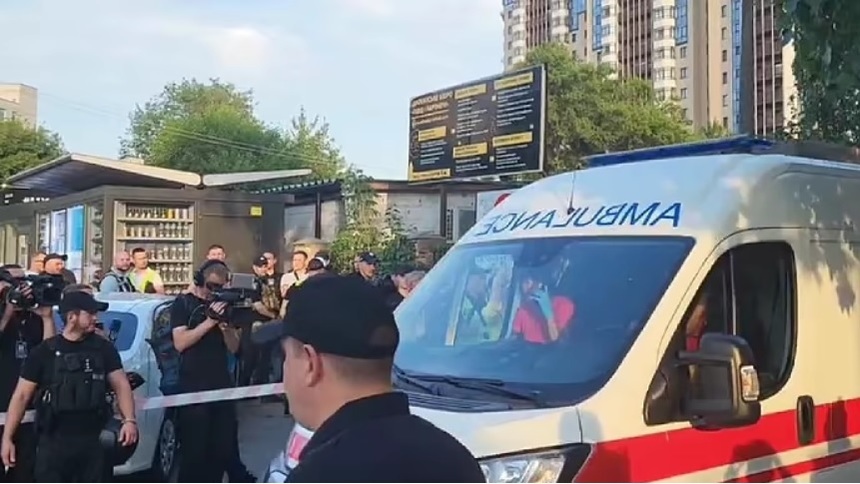 Un bărbat a murit după ce ar fi detonat un dispozitiv exploziv la un tribunal din capitala Ucrainei